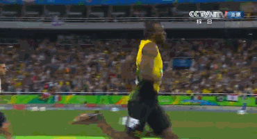 众所周知,博尔特并不是一个典型意义上的短跑运动员,他有着1.