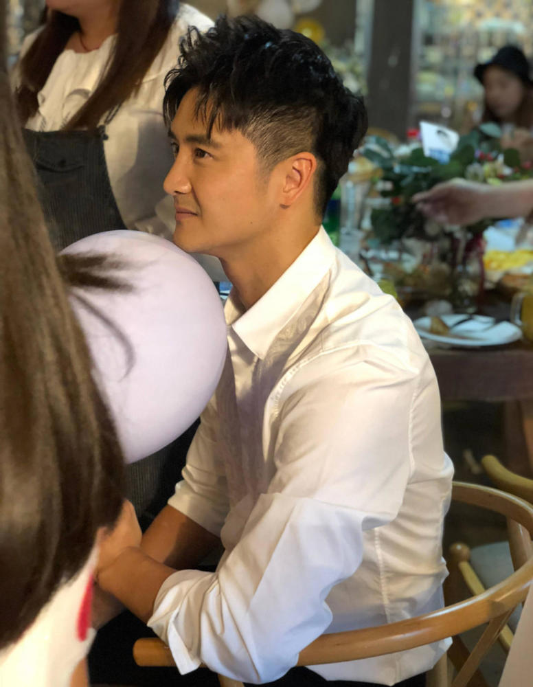 田亮与粉丝庆生带女儿现身 10岁森蝶扎小辫穿公主裙淑女范十足 看点快报