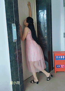 搞笑gif趣图:看到相亲对象这优雅的坐姿,我怎么有点怕呢!