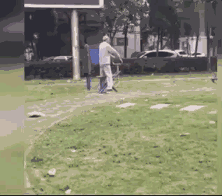 结果路遇一个打篮球的小伙子, 竟然用假动作把我晃倒了.