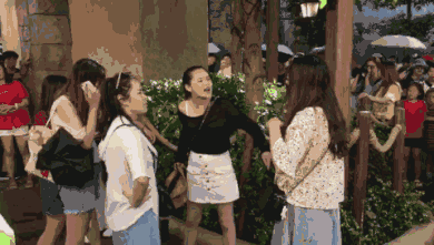 ▼ 上周末,上海迪士尼 一位年轻女子被8岁小男孩 (可能)不小心摸了