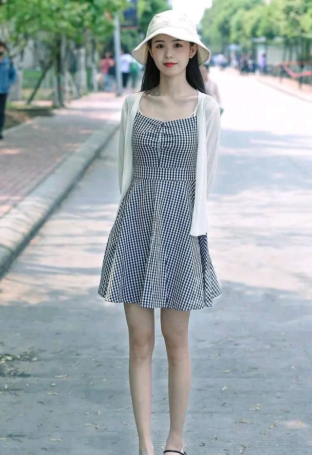 格子连衣裙展现出女孩的甜美气息.