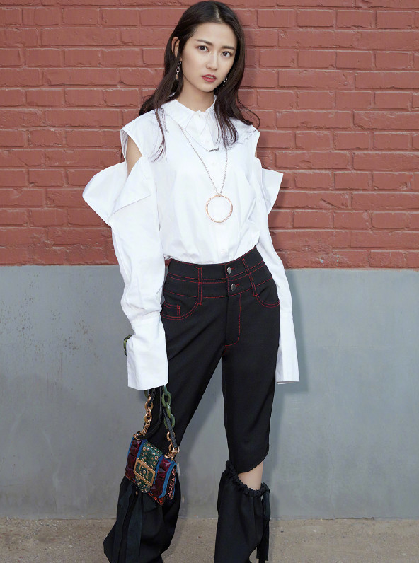 陈钰琪奇了怪了,是穿了钢钉高跟鞋吗?怕扎到脚