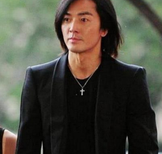 还有一个一直留着长发的男星郑伊健,在小编印象里郑伊健的发型就没有