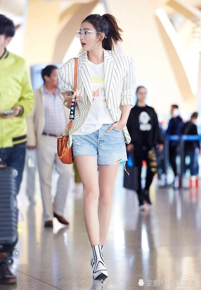 同演富察皇后,秦岚和董洁年龄仅差1岁,一个明