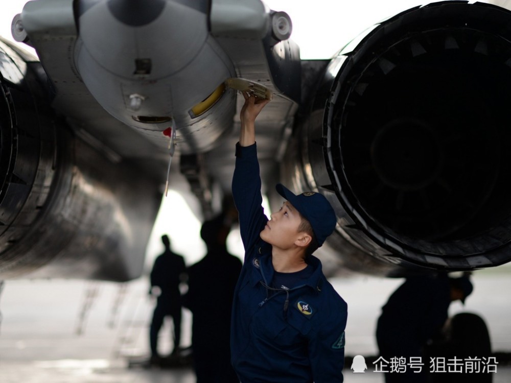 2000年8月出生的空军航空兵某部机务中队战士赵永立正在进行机务维修.