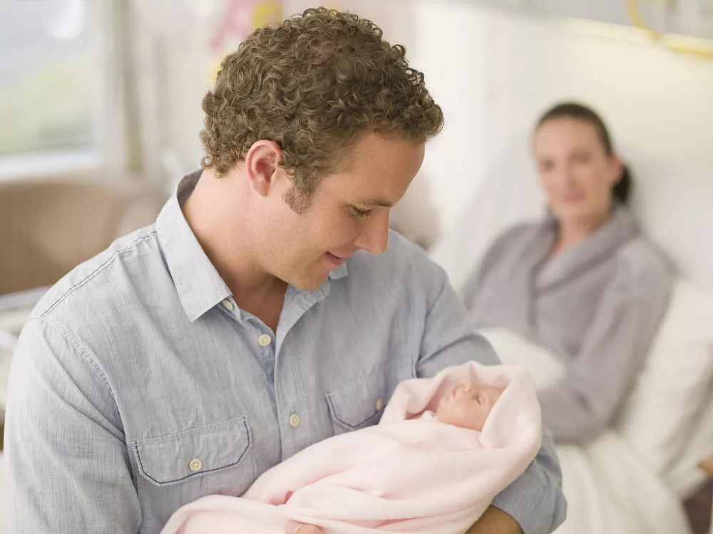 大部分新手父母抱宝宝姿势有问题?分月龄最佳抱娃姿势