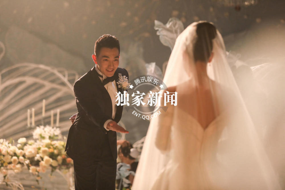 张馨予何捷宣誓环节泪洒现场 极简婚礼高级又浪漫
