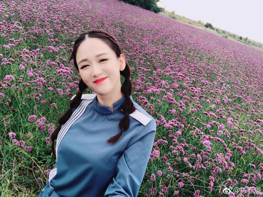 是真秃还是磨皮的锅？陈乔恩晒甜美自拍，少女感却被头顶“一道白”的宽发缝毁了！
