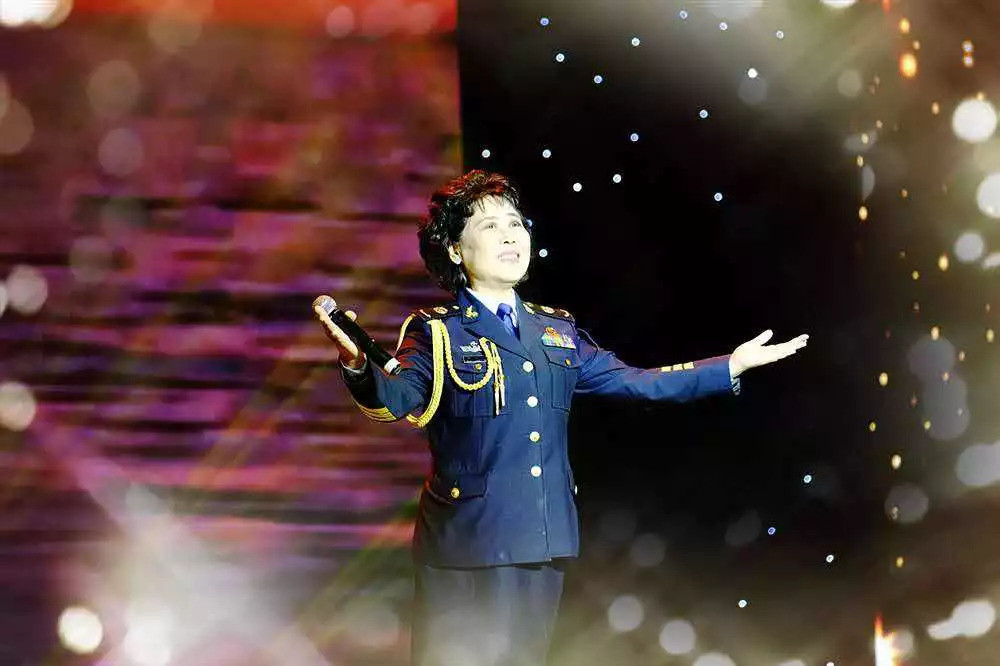 卞小贞,海政歌舞团著名女高音歌唱家,国家一级演员.