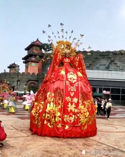 抖音行走的嫁衣火了,这一细节却惹争议,网友