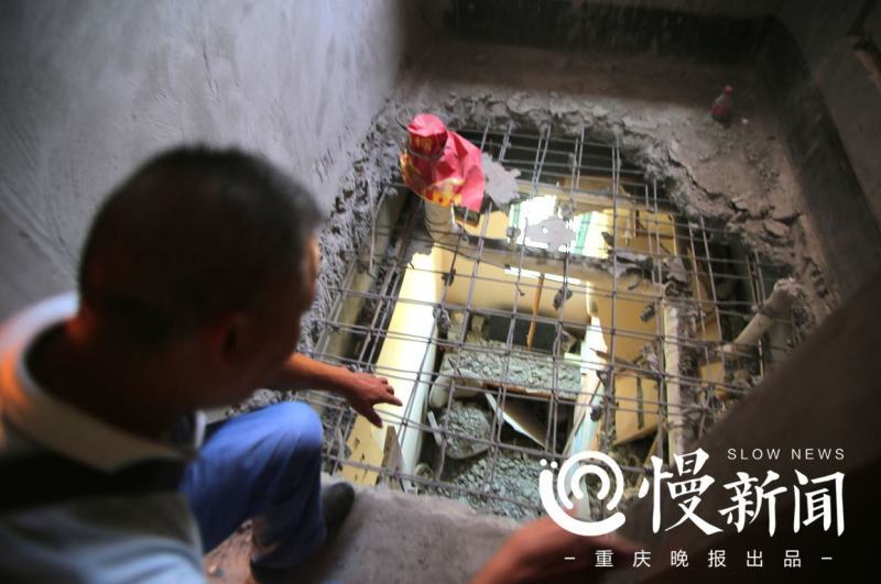 重庆一小区业主装修 楼上钻穿楼板砸到楼下书房……