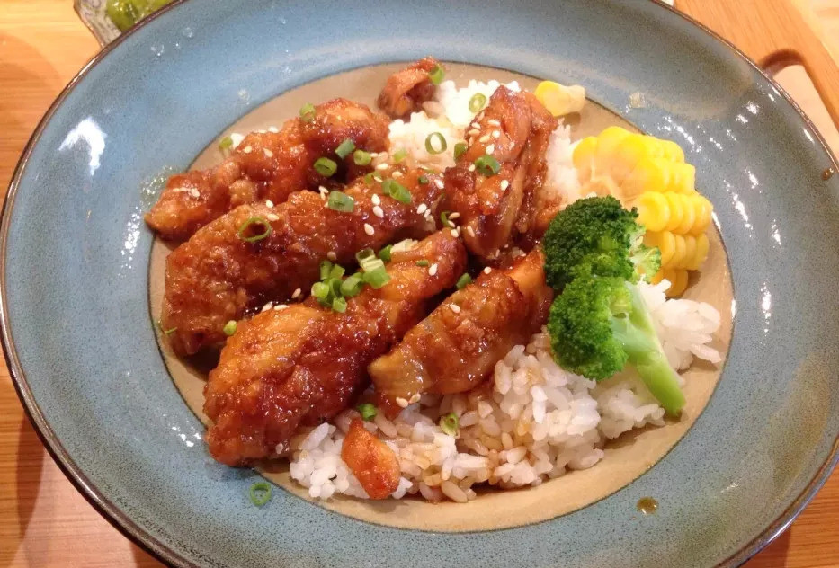 招牌蜜汁鸡排饭肉块超级大,店里的事情都是老板和老板娘亲力亲为,很让