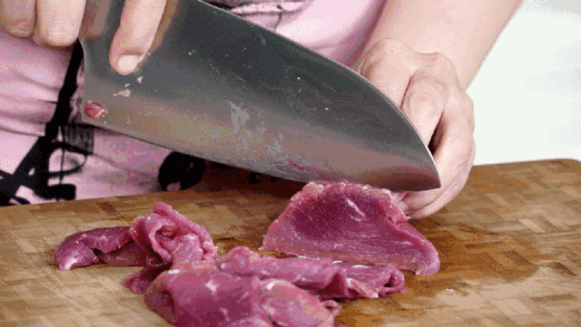 你看,用拓牌刀具切肉,非常快,想切多薄切多薄.