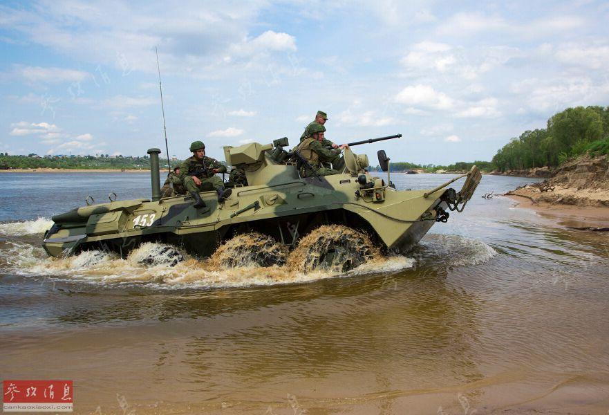 具备两栖涉水能力的btr-90装甲车直接自行渡河上岸 (来自:参考消息)