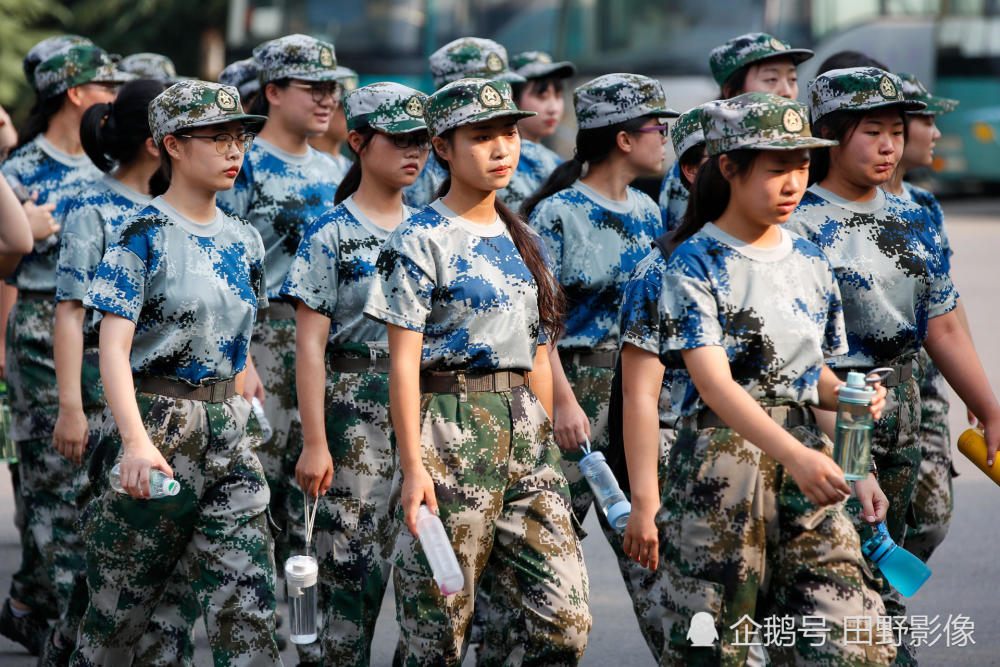 陕西师范大学00后学生到校 军训女生英姿飒爽成风景线