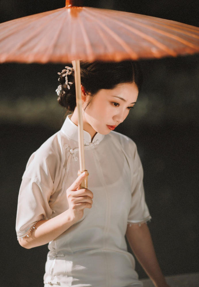 小柚校花:油纸伞下的旗袍美女 民国风的南柯一梦