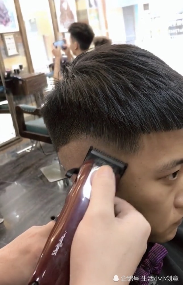 小伙去理发店剃了一个平头,剪完之后的样子 网友:这怕