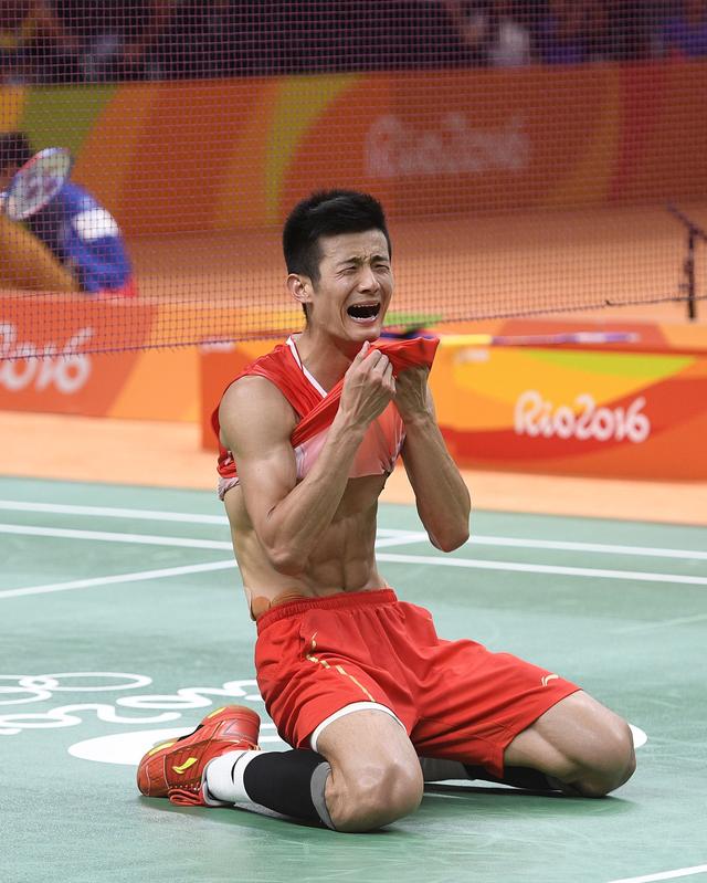 倒地,痛哭,拥抱,握拳,欢笑,谌龙也