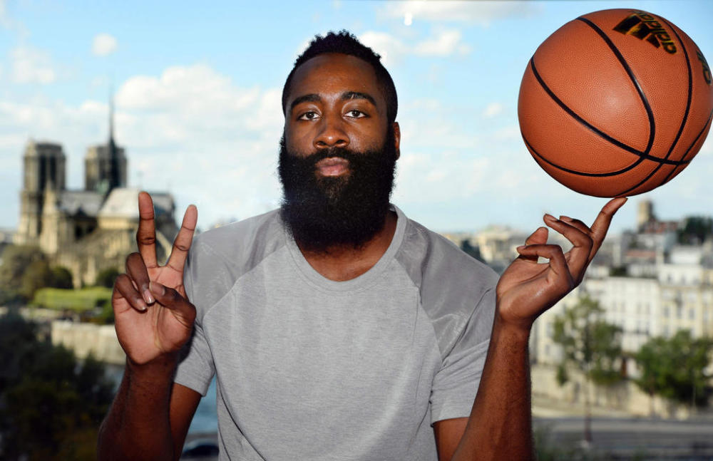 哈登巴黎出席活动 全程面瘫单指举篮球_学生时