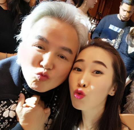 张庭老公与女子抱抱亲亲十指紧扣,网友4个字形