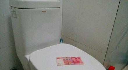 每日神段子GIF:一个小baby看到遥控器之后的反