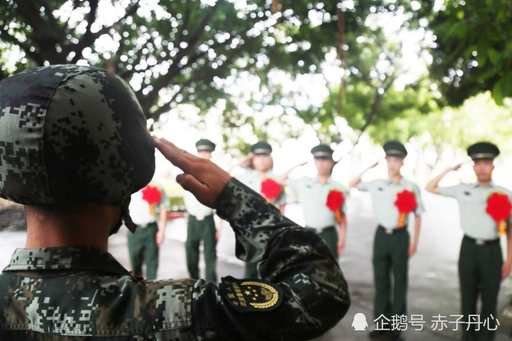 武警部队2018年首批退伍兵卸衔退役 场面催泪