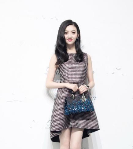 没了金主的景甜,资源越来越少,甚至还接起了