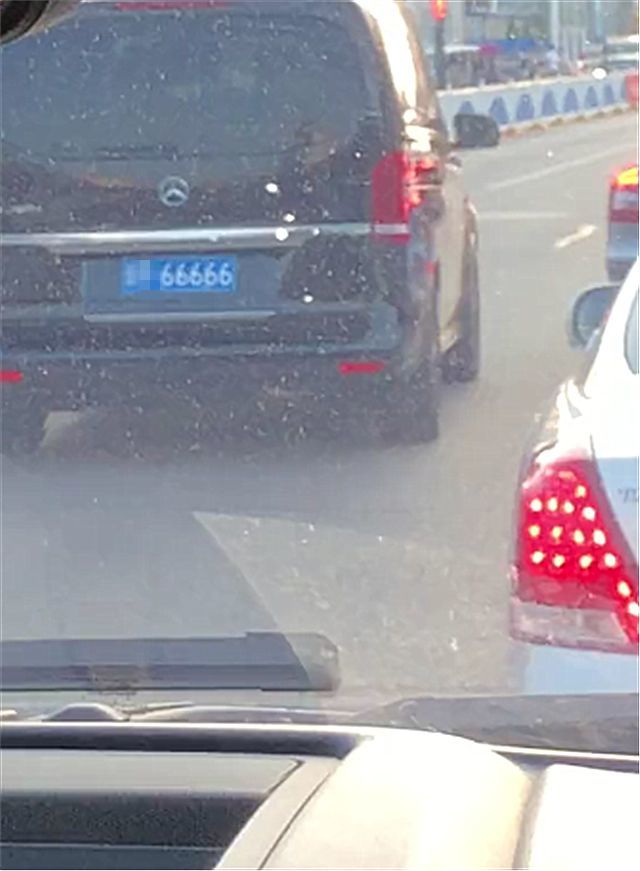 堵车时偶遇48万奔驰,本不会多看一眼,但车牌实在太霸气!
