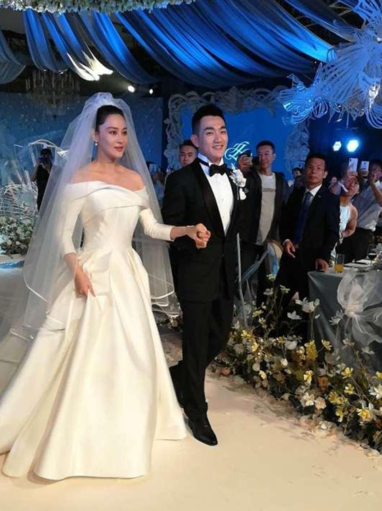 张馨予公布婚礼内场视频,何婕军人式告白:你就