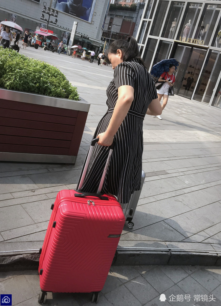 美女带把梳子大学报到:离开家生活要记得妈妈的温暖