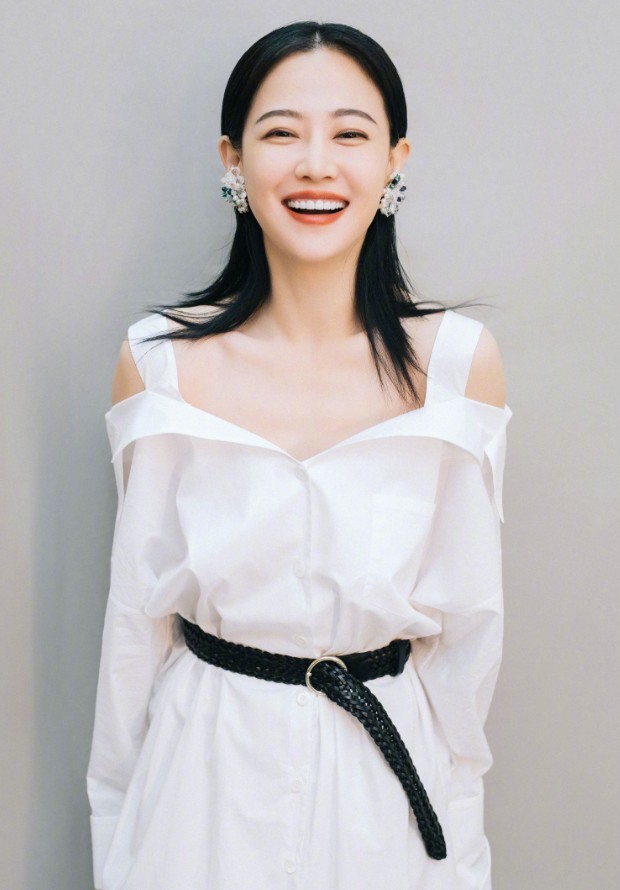 谭卓穿上"雨衣",美得有点梦幻了,"高贵妃"果然是霸气!