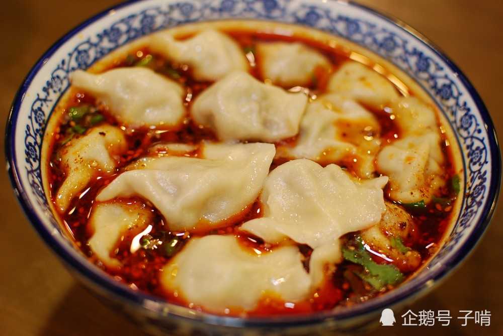 西安的酸汤饺子满满的辣椒油 大热天吃得满头是汗特别