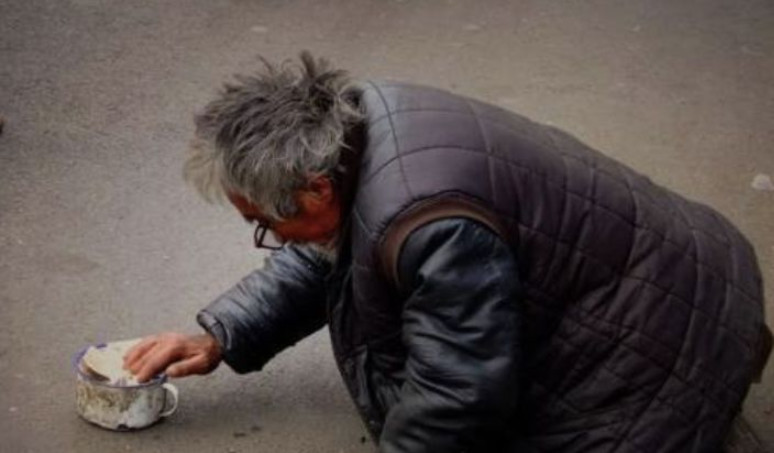抖音成都美女穿破洞裤逛街,结果乞丐丢给她100元买裤子