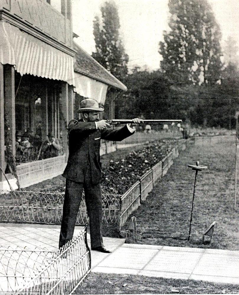 奥运老照片:残忍活鸽射击 拔河也火爆_学生时