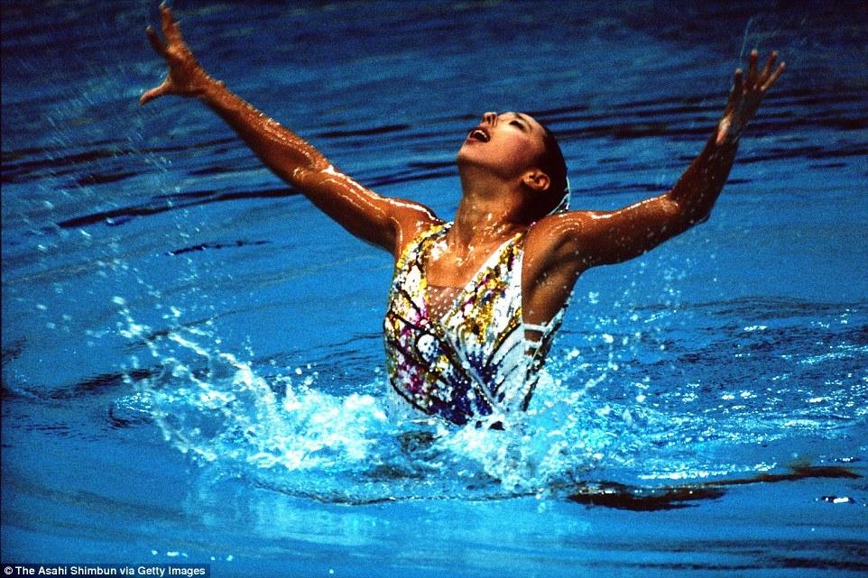 奥运老照片:残忍活鸽射击 拔河也火爆_学生时