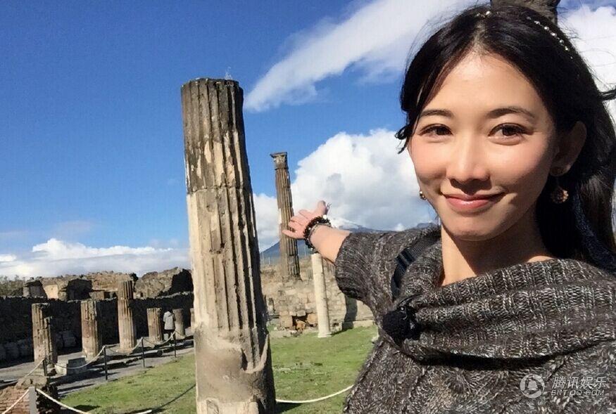 林志玲穿短裙逛街 路边自恋照镜子_学生时代娱