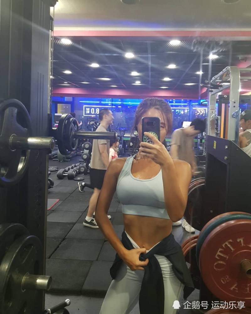 爱健身的姑娘,从水桶腰的小蛮腰,变化非常的大