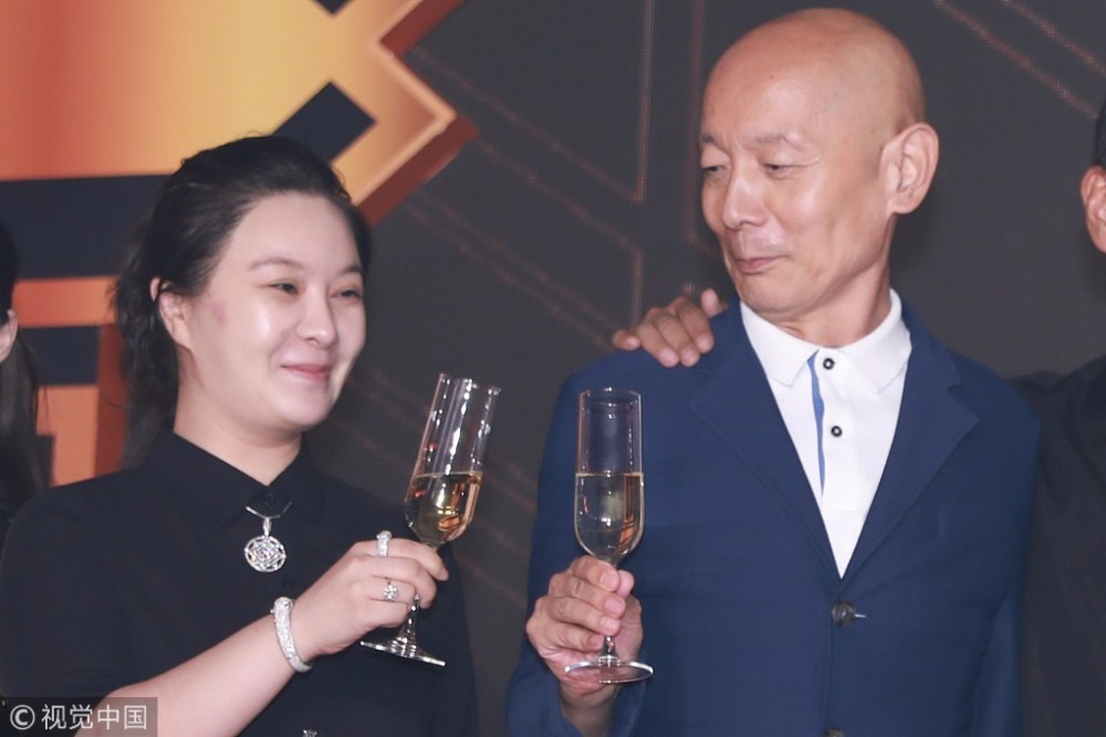 葛优暴瘦“豪饮”与女友人碰杯表情呆萌 孙楠“佛系”装皱巴