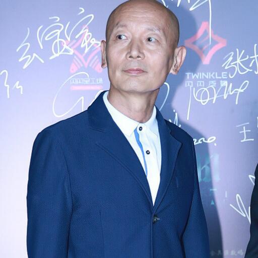 葛优与人碰杯表情呆萌 只是没想到他都瘦成了这样