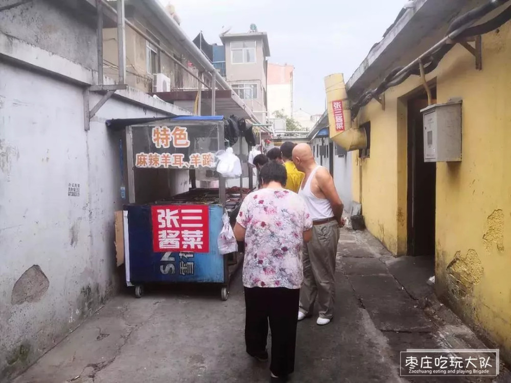 在一条叫龙潭巷的小街上,这是最常见不过的场景了 一家干了20多年的