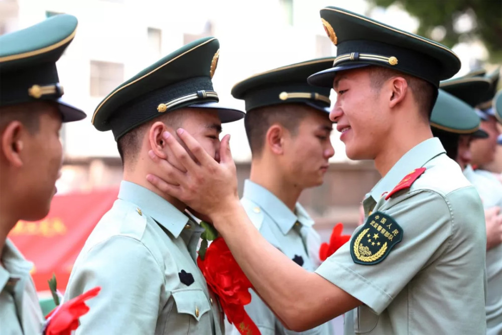 卸警衔时退伍老兵默默流泪