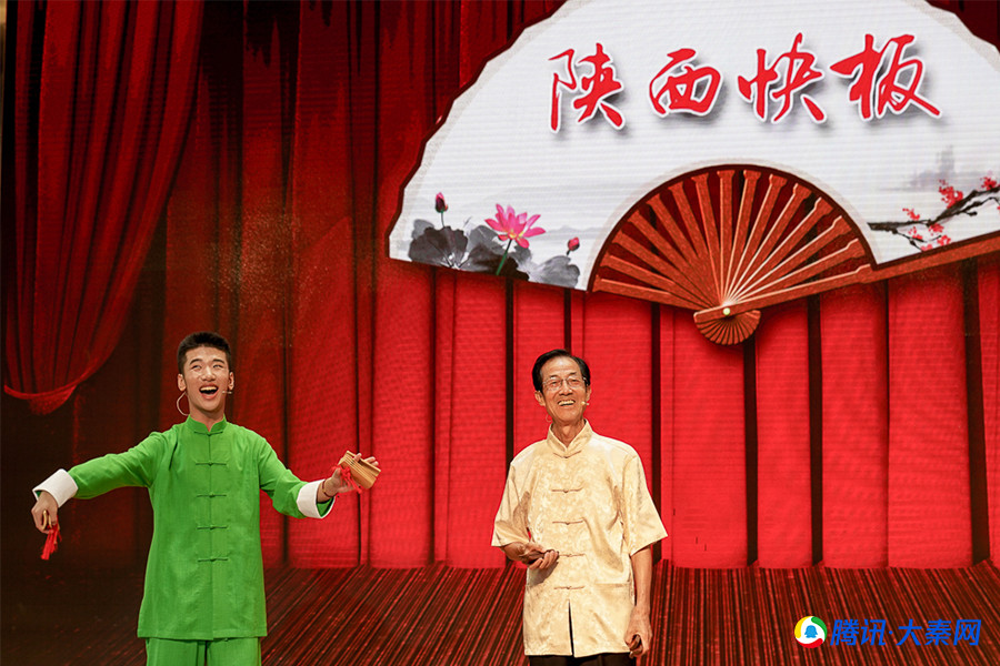 今年14岁杨子琦从小跟爸爸杨锦龙学习曲艺艺术,是快板书第四代传人