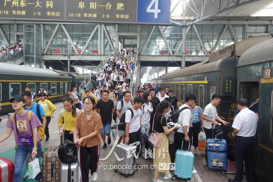 2018年9月1日,安徽省阜阳火车站内,进站的旅客人潮涌动.