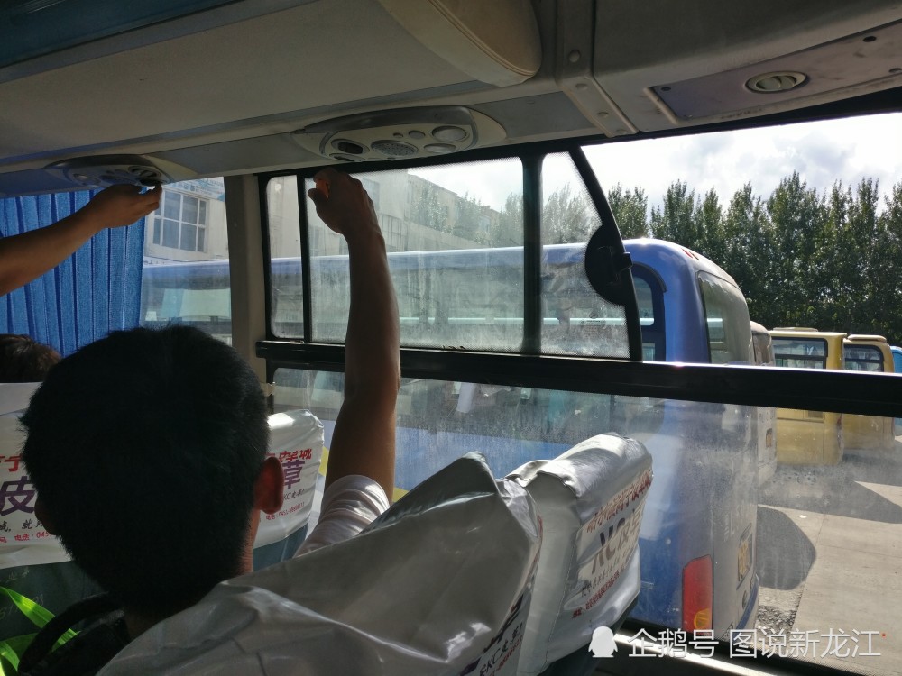 双城去哈尔滨坐客车得碰运气,遇到这个车,让人怀疑这是城际公交吗?