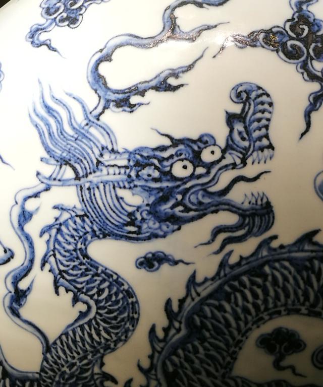 永乐青花龙纹扁瓶龙纹放大及铁锈斑