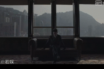 片尾贺天生坐在海景办公室的沙发上抬头一笑,才是真正的魔鬼之笑,充满