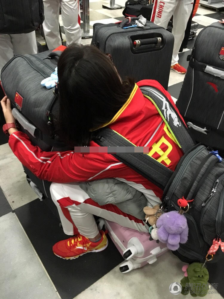 傅园慧机场熊抱行李箱 队友曝光萌照_腾讯网触