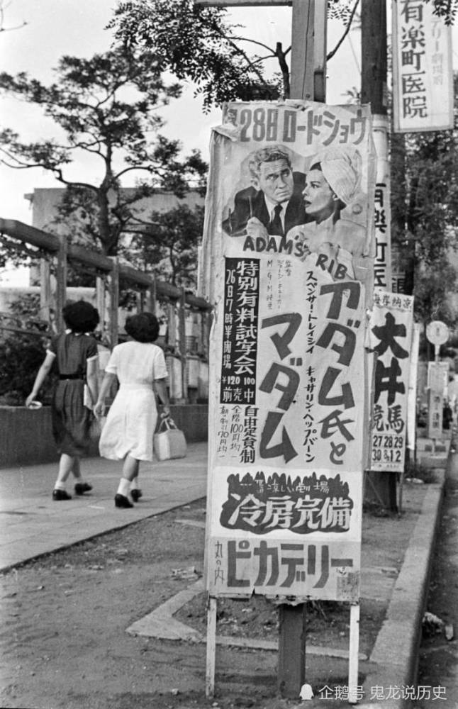 日本东京街头的电影广告.