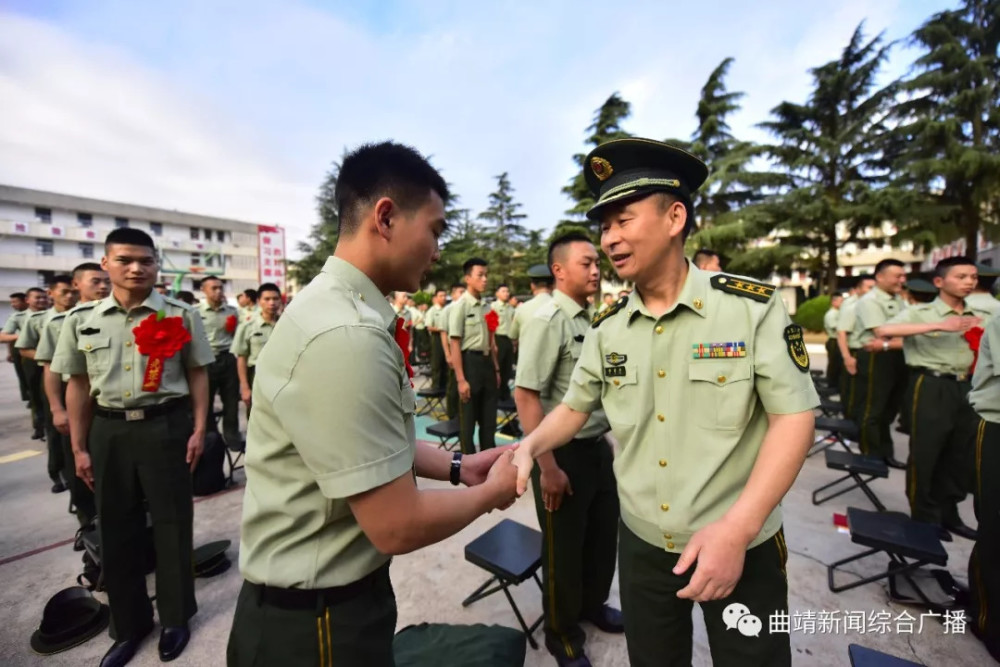 又是一年退伍季:武警曲靖支队150余名老兵告别军营离队返乡
